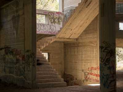 ...percorriamo una scala senza corrimano che ci porta sul terrazzo...